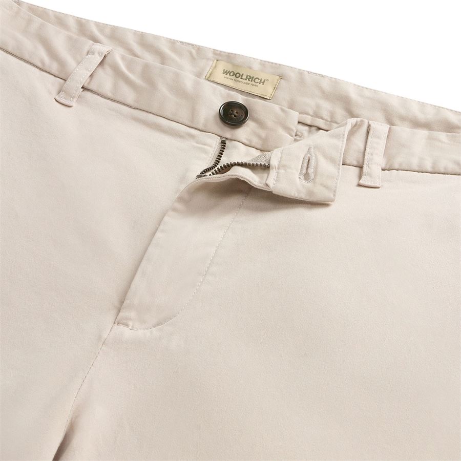 Pantaloni chino in twill di cotone elasticizzato tinti in capo da uomo Woolrich | CFWOTR02421093